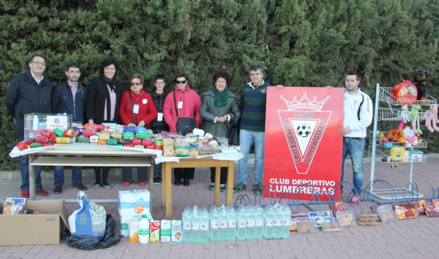 El Partido Solidario entre el C.D. Lumbreras y el Lorca Deportiva recauda más de 200 kg de comida que se destinan a Cáritas - 1, Foto 1