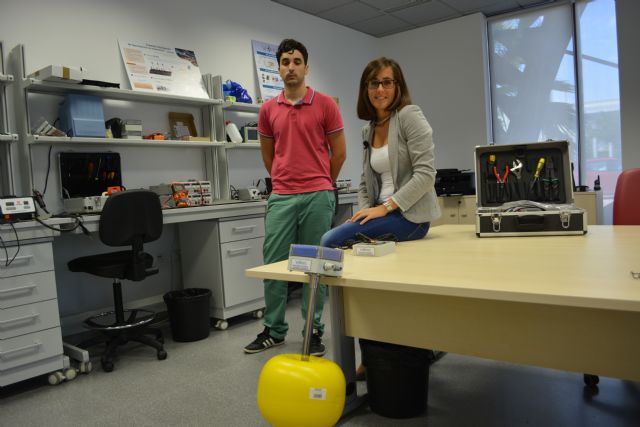 Dos de los investigadores de Widhoc, Cristina Albaladejo y Honorio Navarro, exalumnos de la UPCT, en su oficina del CEDIT, con una de las boyas que desarrollan., Foto 1