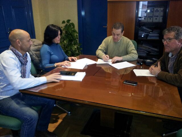 Firma del Convenio para la cesión del uso del Pabellón Polideportivo Pedro Agustín Pérez Guirao al Colegio Samaniego - 1, Foto 1