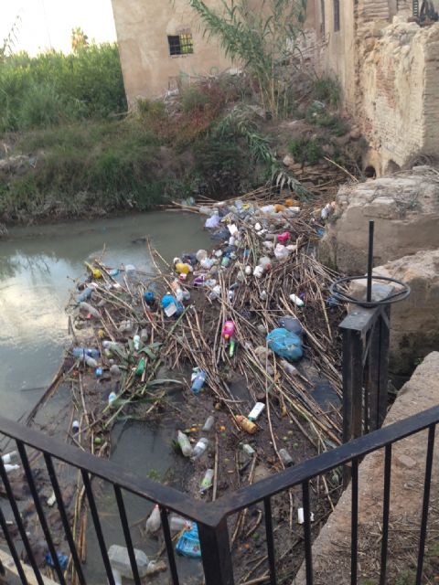 Los socialistas denuncian que la Acequia Mayor de Barreras (Aljucer) se está convirtiendo en un vertedero - 1, Foto 1