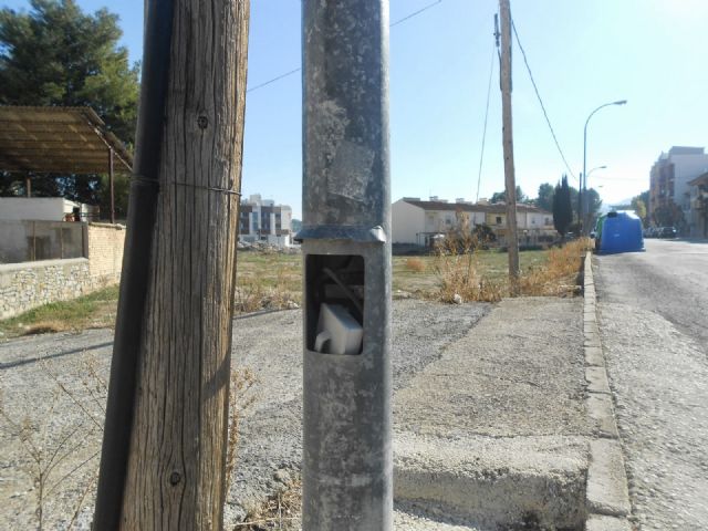 IU-Verdes de Cehegín pide que se repongan las tapas de las farolas de la calle Camino de la estación - 1, Foto 1
