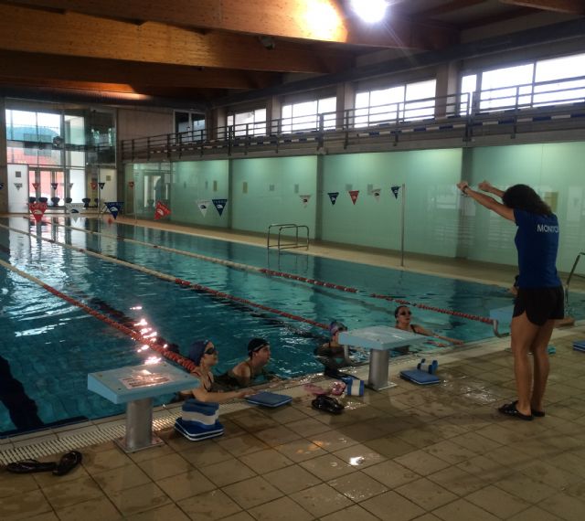 Más de 400 personas ya disfrutan de los cursos de natación ofertados por Deportes en la piscina climatizada - 1, Foto 1