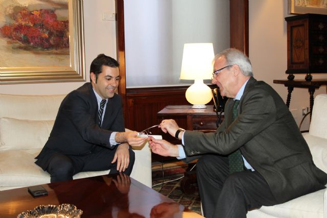 El presidente de la Comunidad, Ramón Luis Valcárcel, recibe al director de la empresa Neosistec, Javier Pita - 3, Foto 3