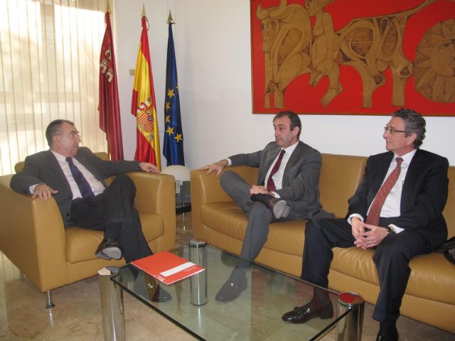 El consejero de Presidencia recibe al presidente de la empresa Urbaser - 1, Foto 1