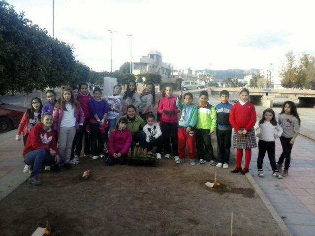 Los alumnos de Ecoescuelas Litorales plantan 150 pinos en el entorno urbano de Águilas - 1, Foto 1
