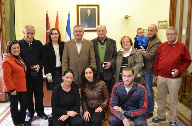Los funcionarios municipales jubilados durante el ejercicio 2012/13 recibieron hoy el escudo de Águilas - 1, Foto 1
