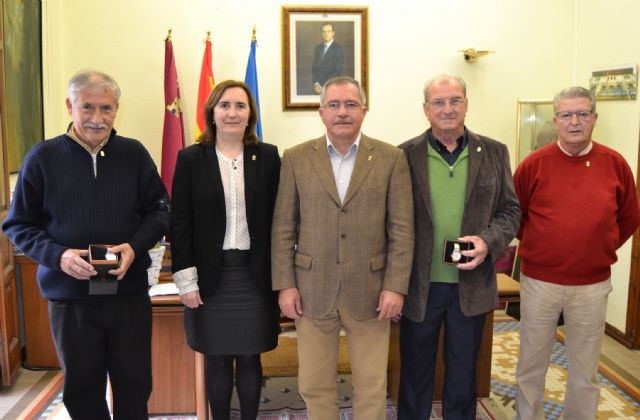 Los funcionarios municipales jubilados durante el ejercicio 2012/13 recibieron hoy el escudo de Águilas - 2, Foto 2