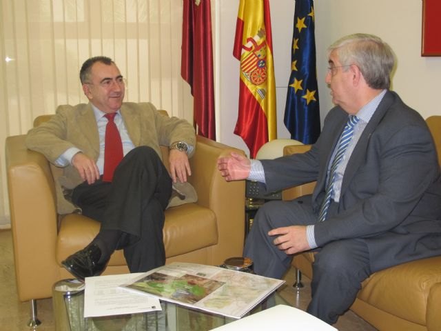 La Comunidad y el Ayuntamiento de Jumilla analizan el avance del sellado y restauración de las instalaciones del vertedero de la localidad - 1, Foto 1