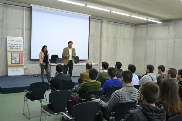 Juan Luis Pedreño, vicerrector de Tecnologías de la Información y las Comunicaciones en la UPCT, junto a Lourdes Gutiérrez, CEO de Odilo, en la presentación de las becas a los aspirantes, Foto 1