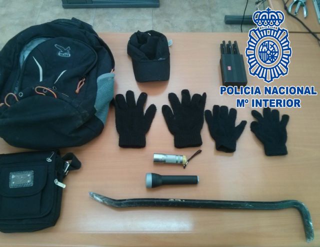 Detenidos por la Policía Nacional cuando forzaban la puerta de un bar con una palanqueta - 1, Foto 1