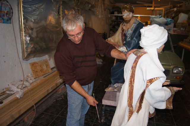 The Brotherhood of Jesus at Calvary continues with the restoration of the throne and the sculpture of "The washing of Pilate", Foto 3