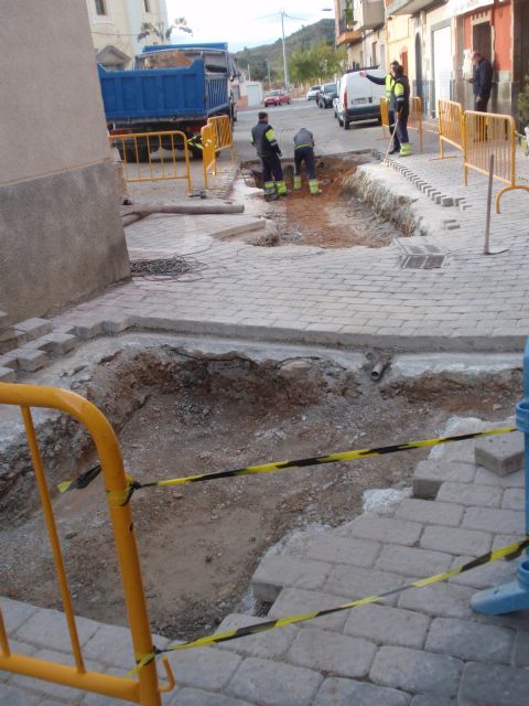 Obras y Servicios mejora parte del pavimento de la plaza de la Iglesia de Valentín - 1, Foto 1
