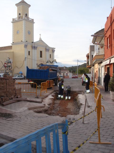Obras y Servicios mejora parte del pavimento de la plaza de la Iglesia de Valentín - 2, Foto 2