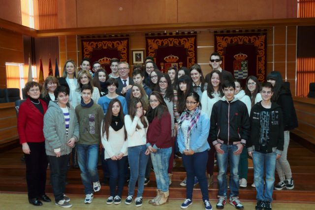 El Alcalde de Molina de Segura recibe a los alumnos del IES Vega del Táder que participan en el proyecto internacional Vivir la Paz - 1, Foto 1