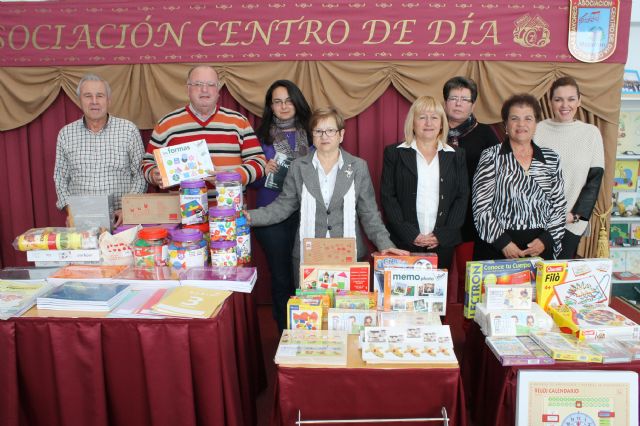 La Asociacin del Centro de Da de Personas Mayores dona 2.000 euros de material a la Unidad de Alzheimer, Foto 1