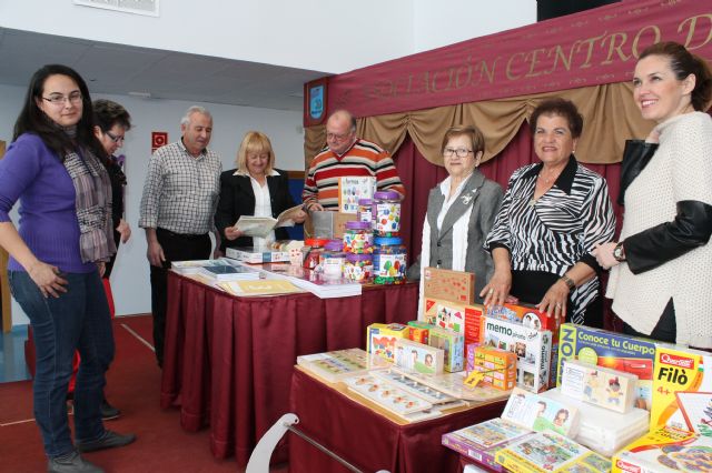 La Asociacin del Centro de Da de Personas Mayores dona 2.000 euros de material a la Unidad de Alzheimer, Foto 2