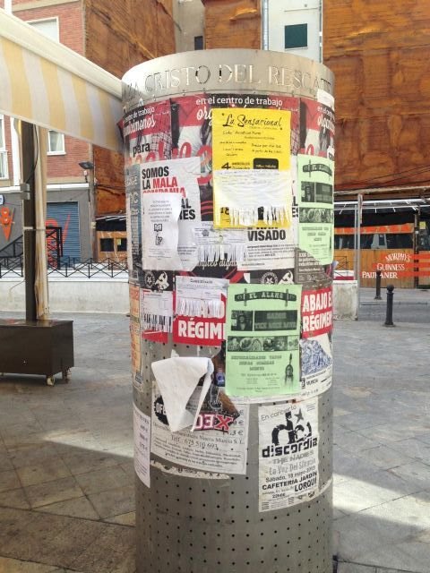 Calidad Urbana lleva a cabo la limpieza de carteles publicitarios en la Plaza Cristo del Rescate - 2, Foto 2