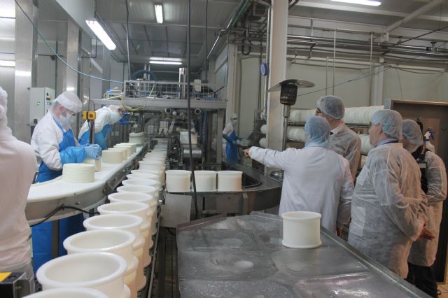 El consejero de Industria y el alcalde visitan las instalaciones de Central Quesera Montesinos - 1, Foto 1