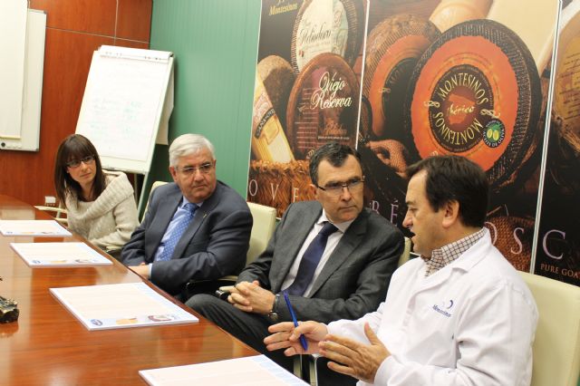 El consejero de Industria y el alcalde visitan las instalaciones de Central Quesera Montesinos - 4, Foto 4