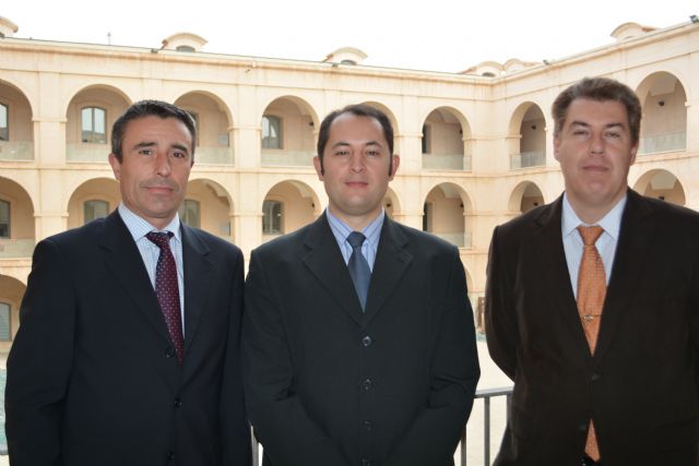 Miguel Cañas, rodeado de los directores de su tesis, Ángel Molina y Emilio Gómez, en la Escuela de Industriales de la UPCT, Foto 1