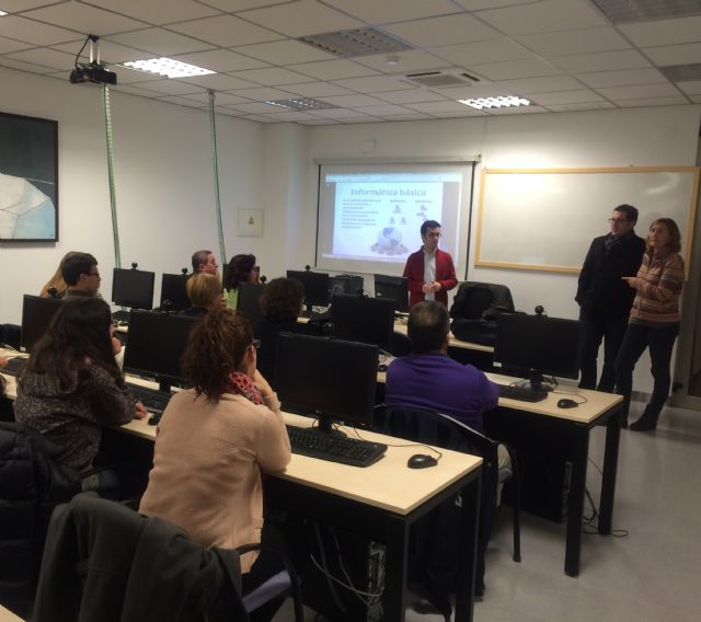El concejal de Juventud inaugura el curso de informática ofertado por la Concejalía - 1, Foto 1