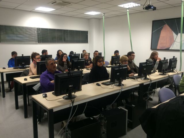 El concejal de Juventud inaugura el curso de informática ofertado por la Concejalía - 2, Foto 2