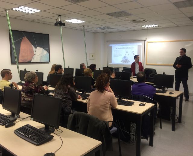 El concejal de Juventud inaugura el curso de informática ofertado por la Concejalía - 4, Foto 4