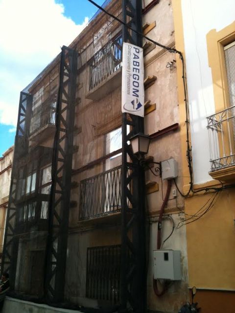 Inician la reconstrucción de otro edificio de viviendas protegido por el PEPRI y que fue demolido por los seísmos de Lorca respetando la fachada - 1, Foto 1