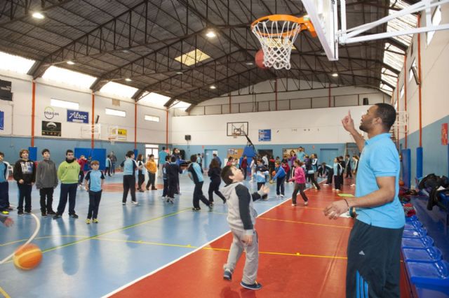 Los pequeños del Virgen del Carmen practican el basket con sus ídolos - 1, Foto 1