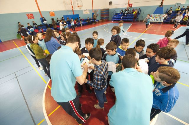 Los pequeños del Virgen del Carmen practican el basket con sus ídolos - 2, Foto 2