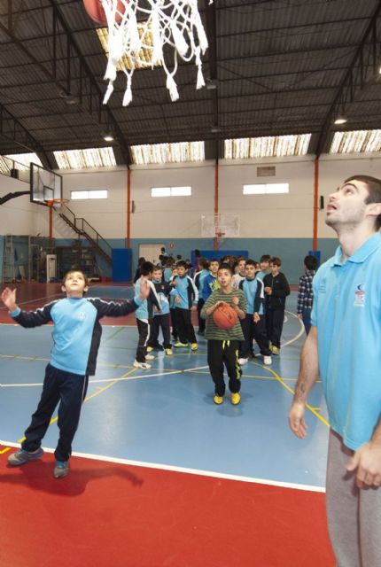 Los pequeños del Virgen del Carmen practican el basket con sus ídolos - 4, Foto 4