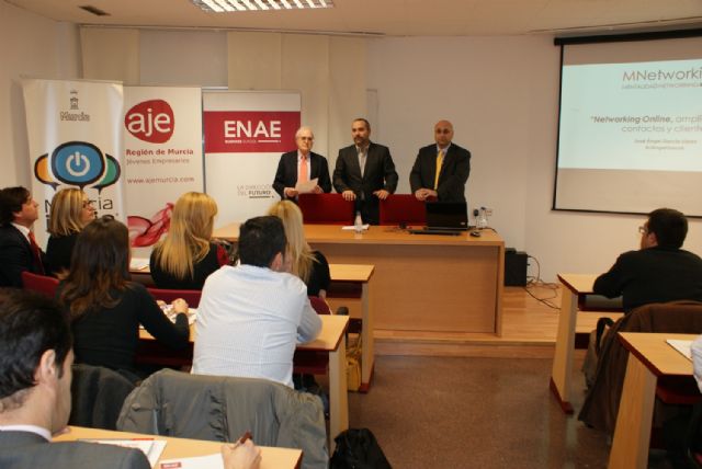 Empresarios y emprendedores aprenden en un foro fórmulas para conseguir clientes con herramientas online - 1, Foto 1