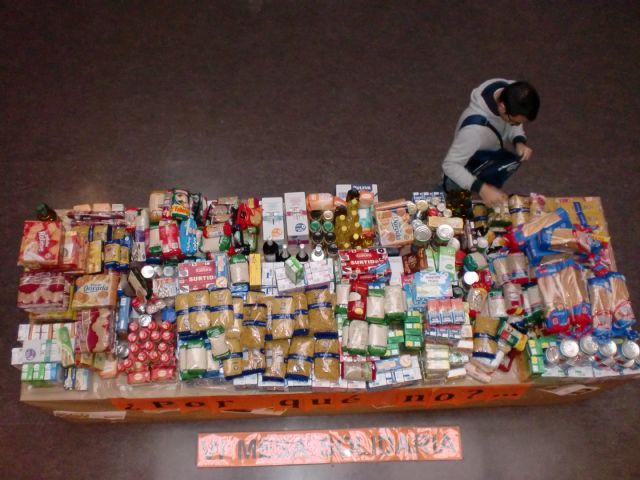 La Facultad de Economía recauda 1.000 kilos de alimentos para Cruz Roja - 1, Foto 1
