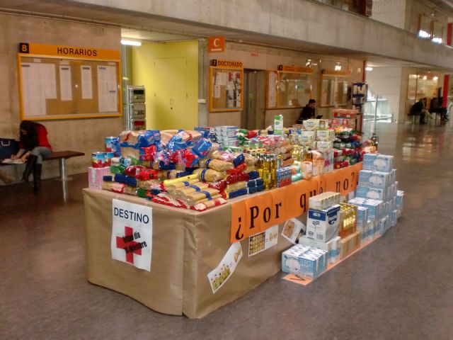 La Facultad de Economía recauda 1.000 kilos de alimentos para Cruz Roja - 2, Foto 2