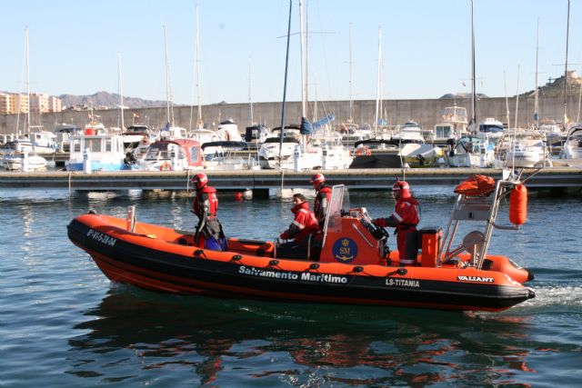 Cruz Roja Española en Águilas rescata al tripulante de un barco volcado a 300 metros de la Playa del Arroz - 1, Foto 1