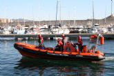 Cruz Roja Española en guilas rescata al tripulante de un barco volcado a 300 metros de la Playa del Arroz
