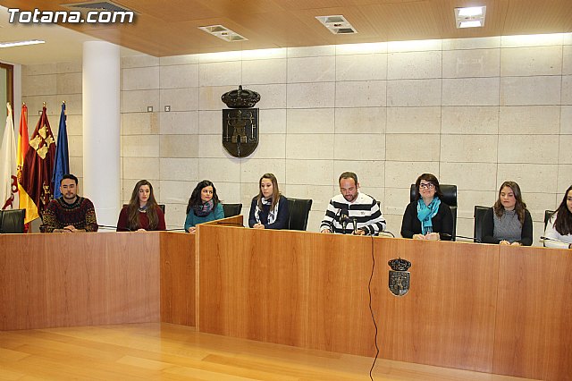 Ocho estudiantes de la Universidad de Murcia firman un convenio de colaboracin para participar en un programa de refurzo educativo - 1