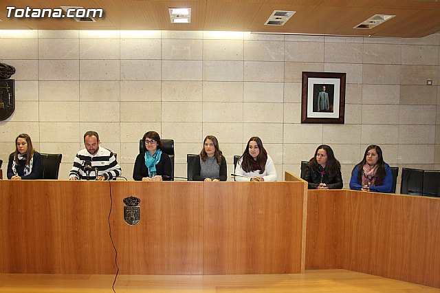 Ocho estudiantes de la Universidad de Murcia firman un convenio de colaboracin para participar en un programa de refurzo educativo - 2
