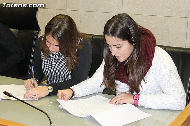 Ocho estudiantes de la Universidad de Murcia firman un convenio de colaboracin para participar en un programa de refurzo educativo - 14