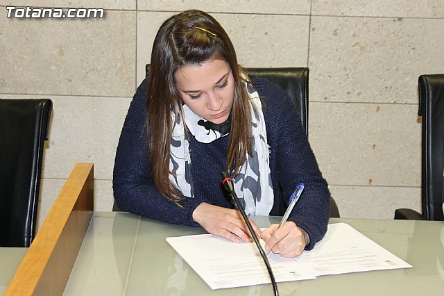 Ocho estudiantes de la Universidad de Murcia firman un convenio de colaboracin para participar en un programa de refurzo educativo - 16