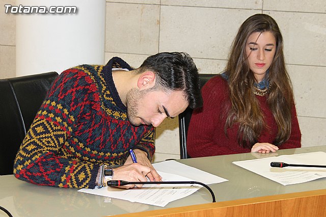 Ocho estudiantes de la Universidad de Murcia firman un convenio de colaboracin para participar en un programa de refurzo educativo - 17