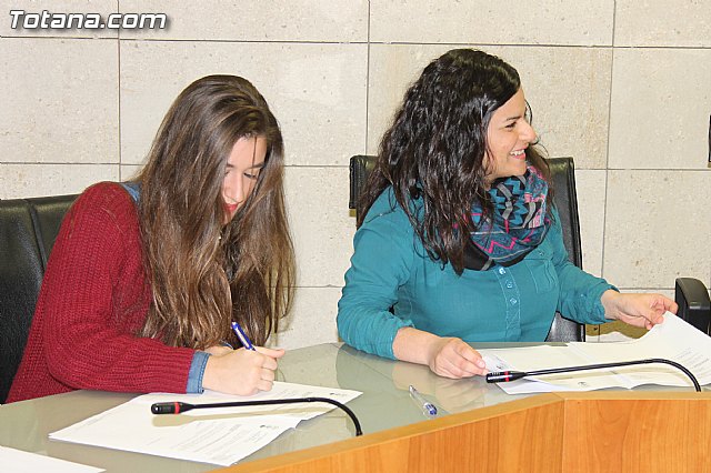 Ocho estudiantes de la Universidad de Murcia firman un convenio de colaboracin para participar en un programa de refurzo educativo - 18