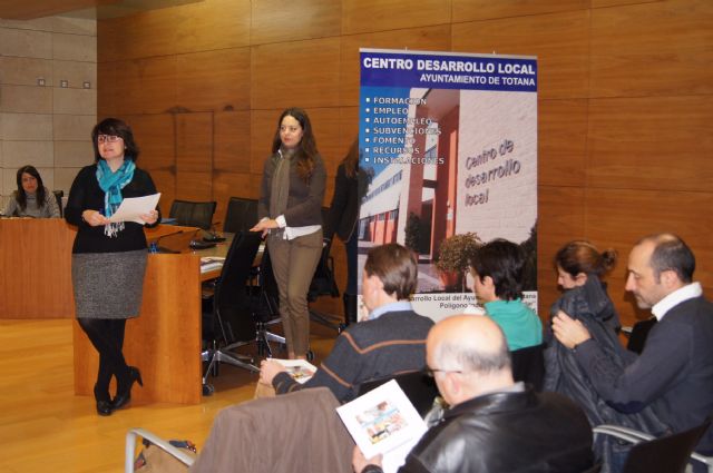 Se presenta el borrador del Plan Local de Empleo 2013-2015 a la Mesa Local de Empleo de Totana, Foto 1