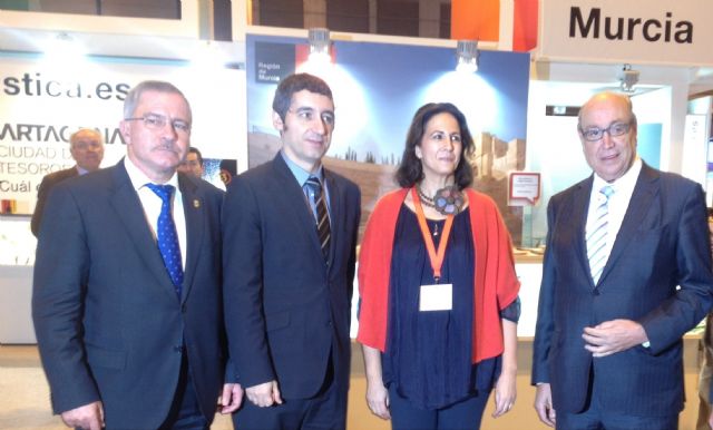 Visita de la secretaria de Estado de Turismo al stand de la Región en Fitur, Foto 1