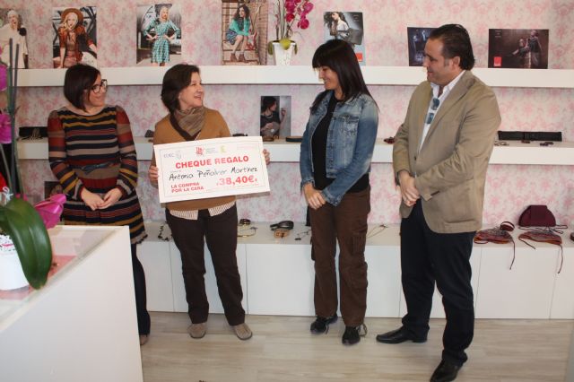 Antonia Peñalver y Noemi Fuentes recogen su premio “compra por la cara” - 1, Foto 1