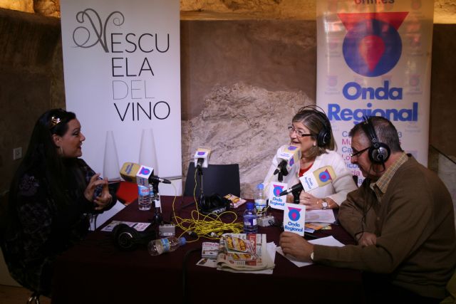 Onda Regional emite en directo desde la Escuela del Vino y promociona el turismo de Cehegín - 1, Foto 1