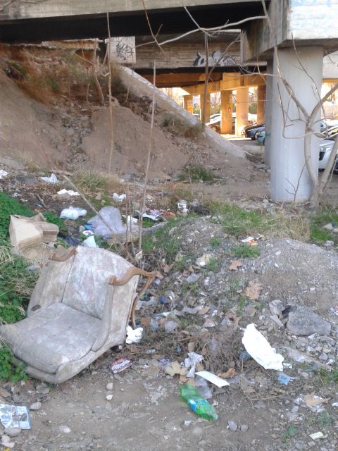 El Grupo Socialista denuncia que el  entorno del parking disuasorio del Malecón se ha convertido en un vertedero - 2, Foto 2