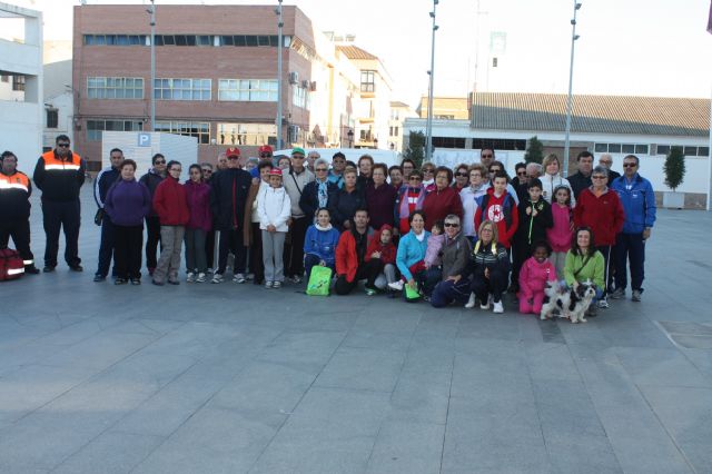 Celebrada con éxito la primera ruta de senderismo solidaria para mayores - 2, Foto 2