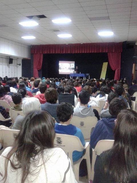 La psicóloga Ianire Estébanez habla de redes sociales y el amor juvenil ante 400 estudiantes de Secundaria - 2, Foto 2