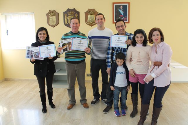 El Concejal de Festejos entrega los premios a los cinco ganadores del I Concurso de Adornos e Iluminación Navideña en Fachadas - 1, Foto 1